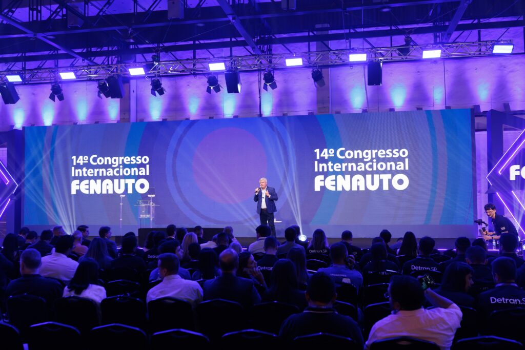 Palestrante no palco do Congresso FENAUTO diante da plateia