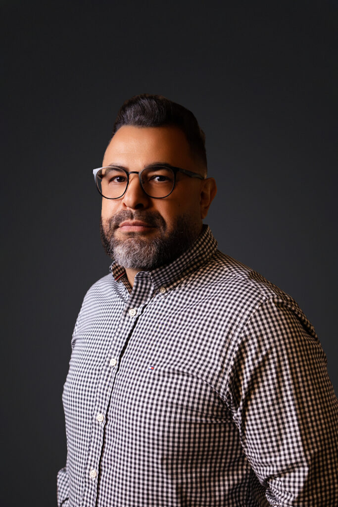 Retrato profissional de homem de óculos com camisa xadrez