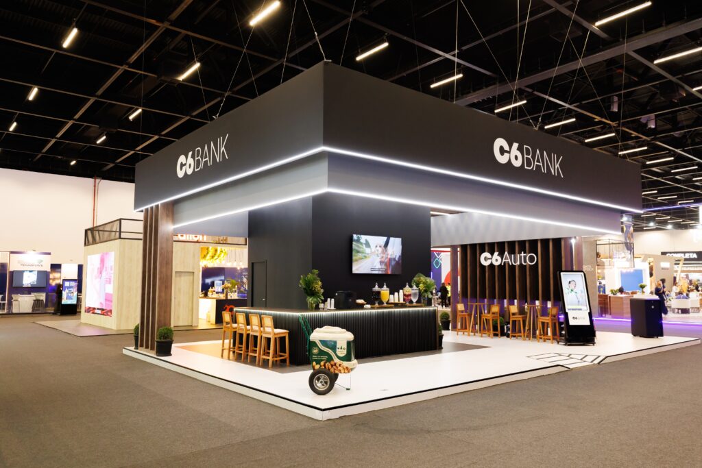 Estande do C6 Bank em feira, fotografado pela HL Pro Foto